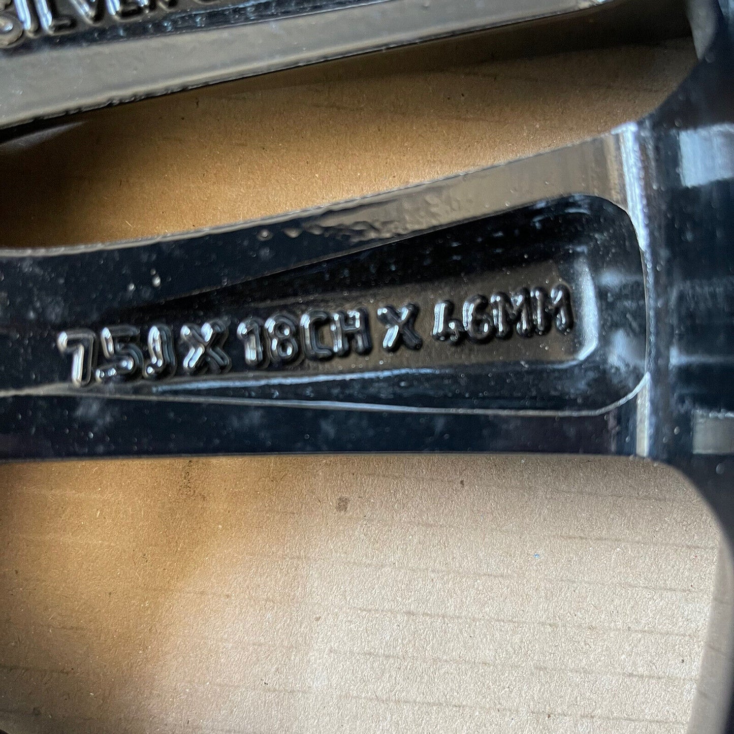 Genuine Jaguar XE 18" Front Matrix  Alloy  Black 7.5jx18ch T4n6915 Gx731007sa