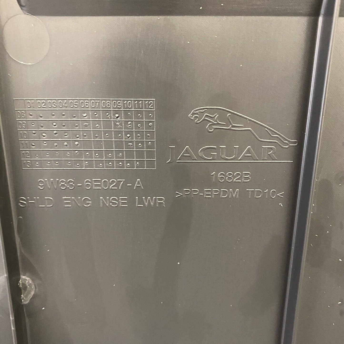 Genuine jaguar Xk 2012 front bumper under tray c2p15023