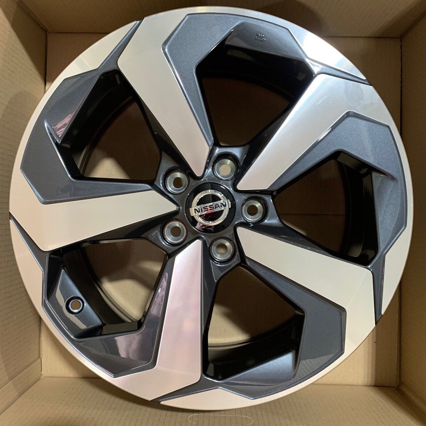 New Genuine Set Of 4 Nissan Qashqai 18" Alloy Wheels Grey And Diamond Cut