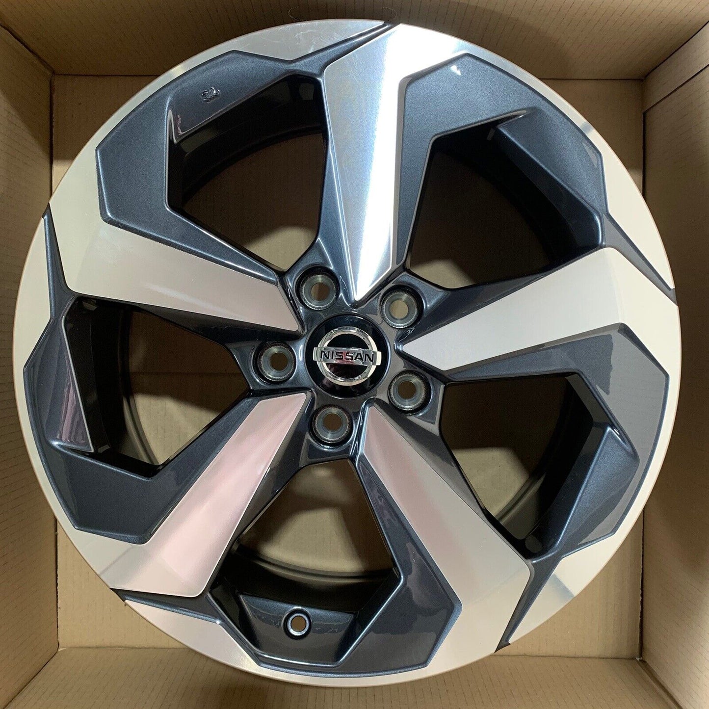 New Genuine Set Of 4 Nissan Qashqai 18" Alloy Wheels Grey And Diamond Cut