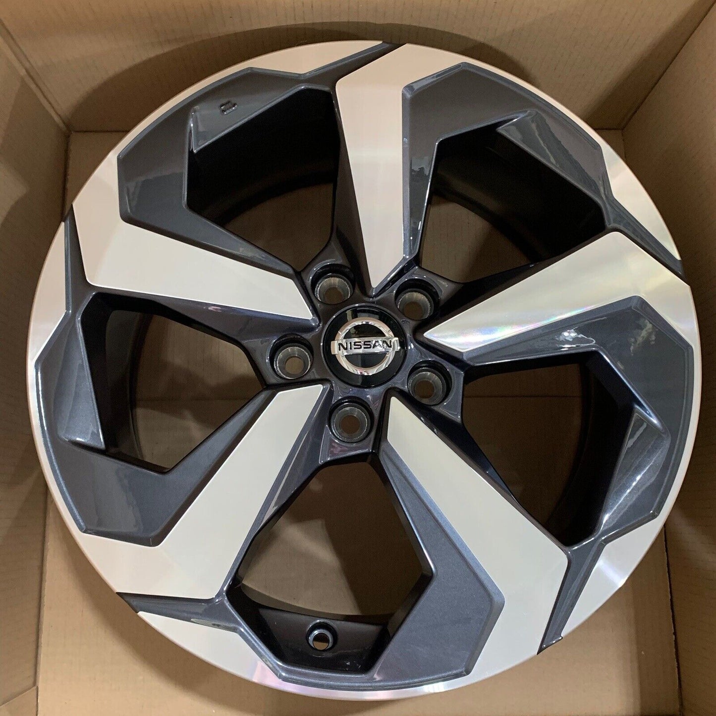 New Genuine Set Of 4 Nissan Qashqai 18" Alloy Wheels Grey And Diamond Cut
