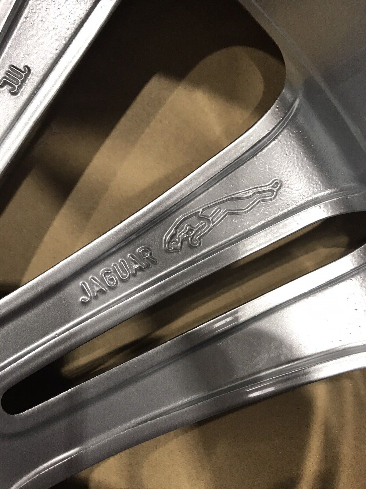 Genuine Jaguar XJ XK XKR 20" Front Kasuga Alloy Wheel ( 9J X 20-49) C2d4245