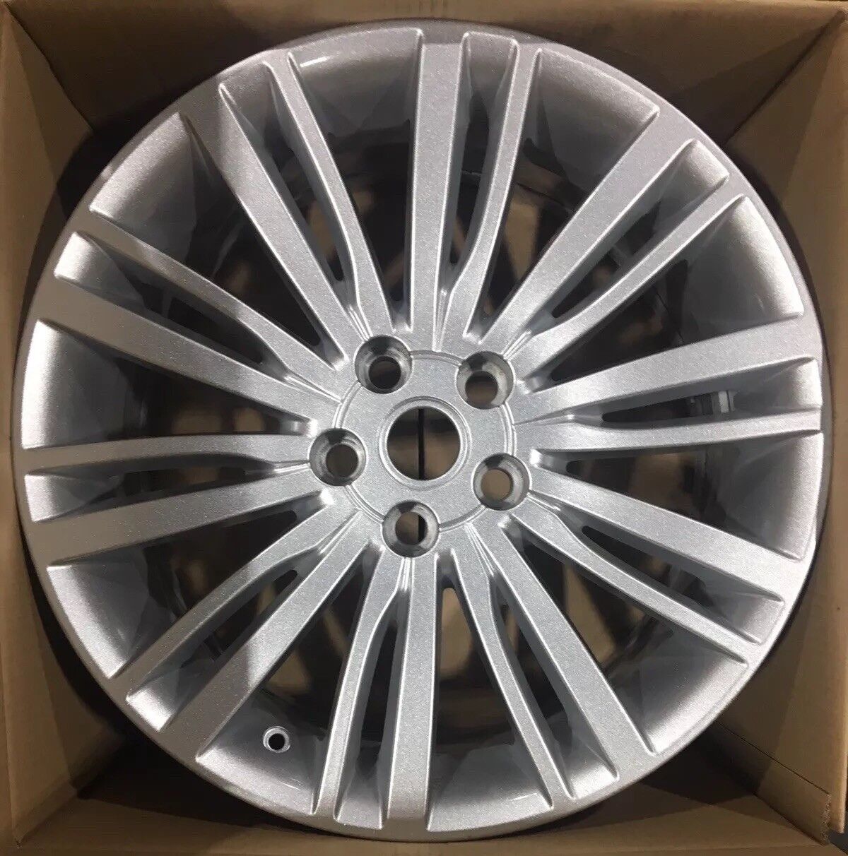 Single Discovery 5 20" Alloy Wheels Silver ideal for winter LR081589