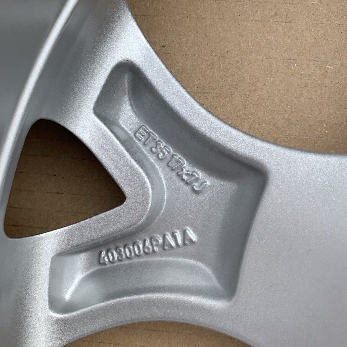 New Genuine Nissan Juke 17" Silver Alloy Wheel 7J 35 off 403006PA1A