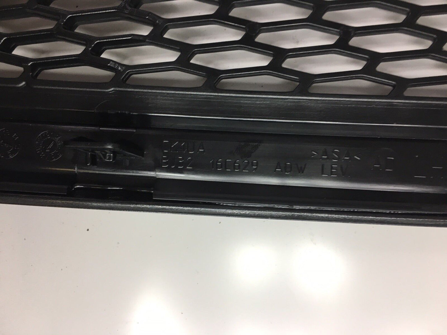 Right Hand Range Rover Evoque Bonnet VENT Grille N/S Graphite Grey LR105324