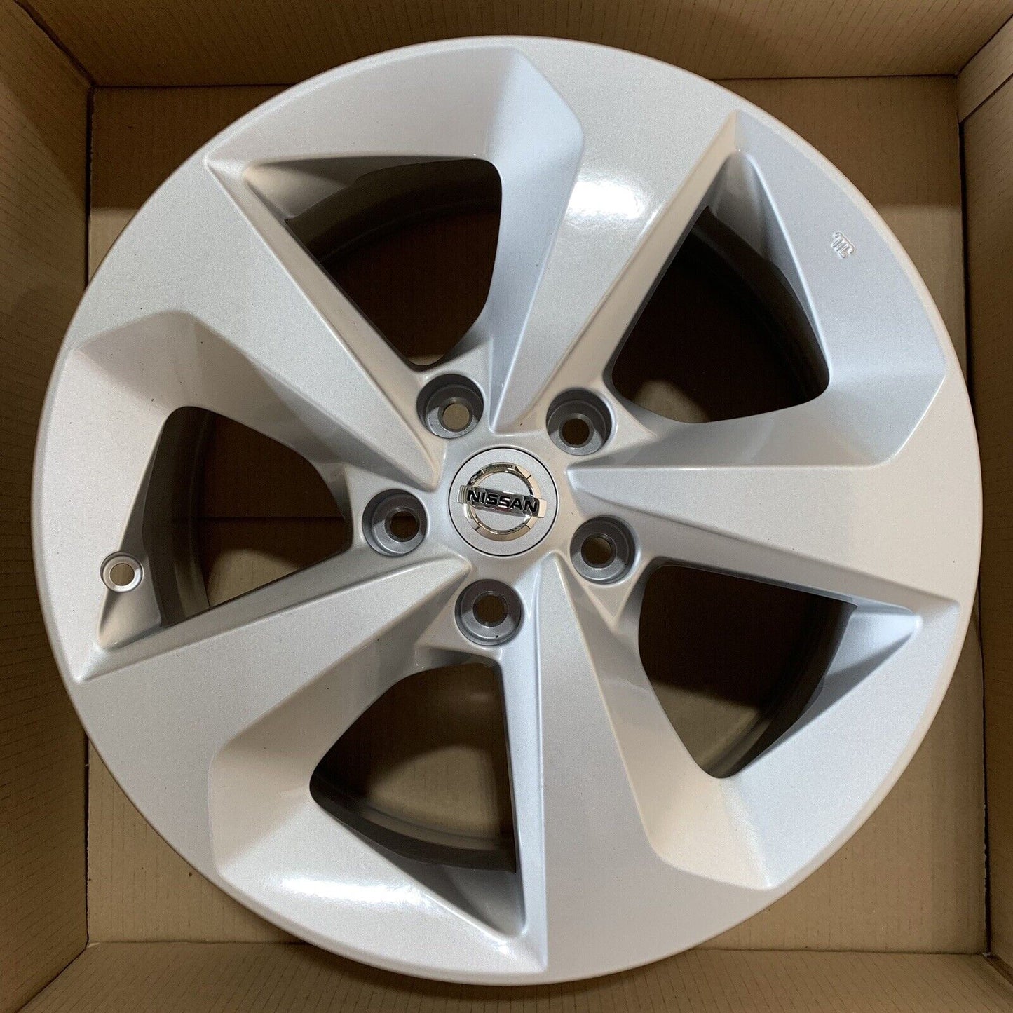 New Genuine Nissan Qashqai 17" Silver Alloy Wheel D0300HV01A 2018-20