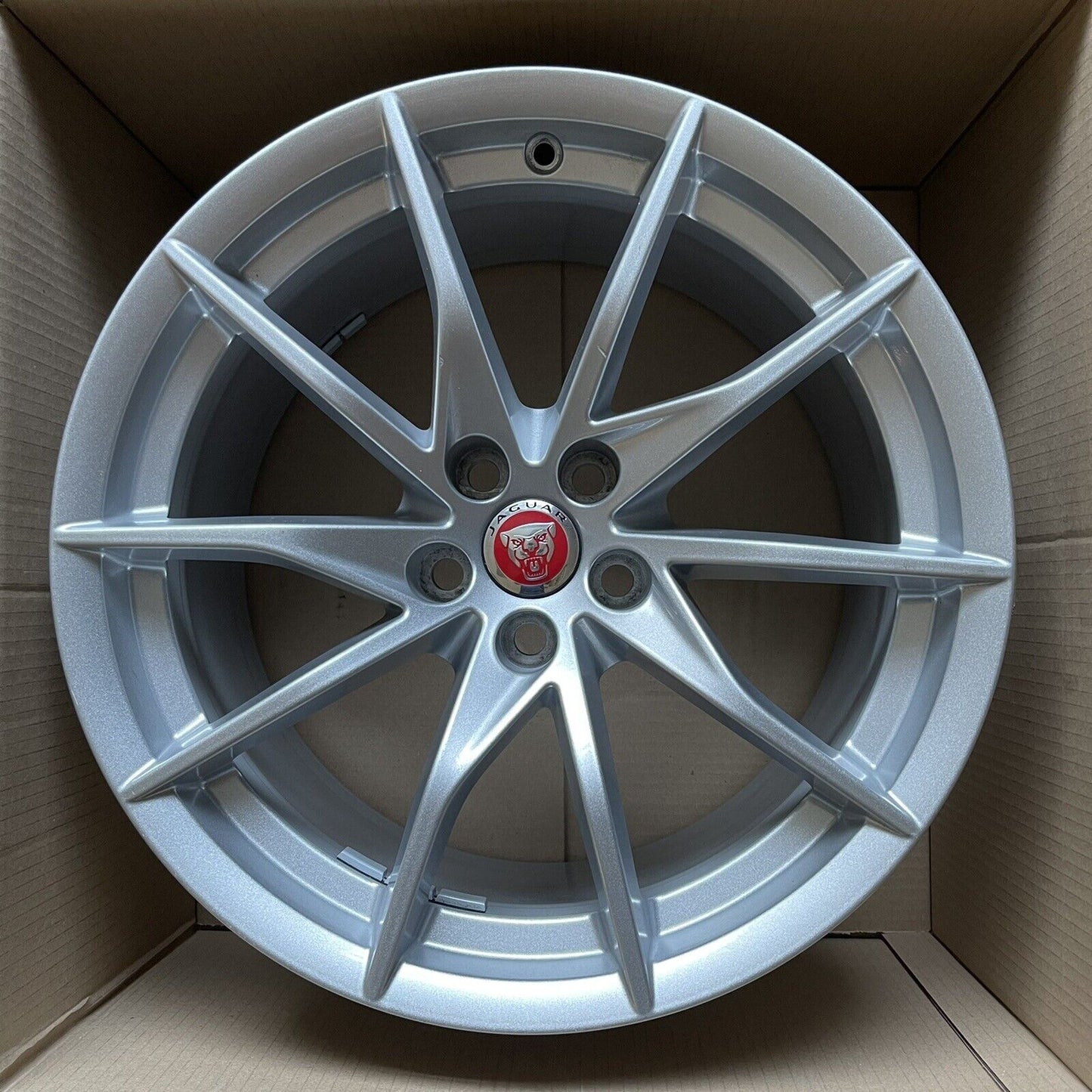 Jaguar F Type 18" Rear Alloy Wheel 9.5Jx18CHx27MM T2r17514 Jx53-1007-ba