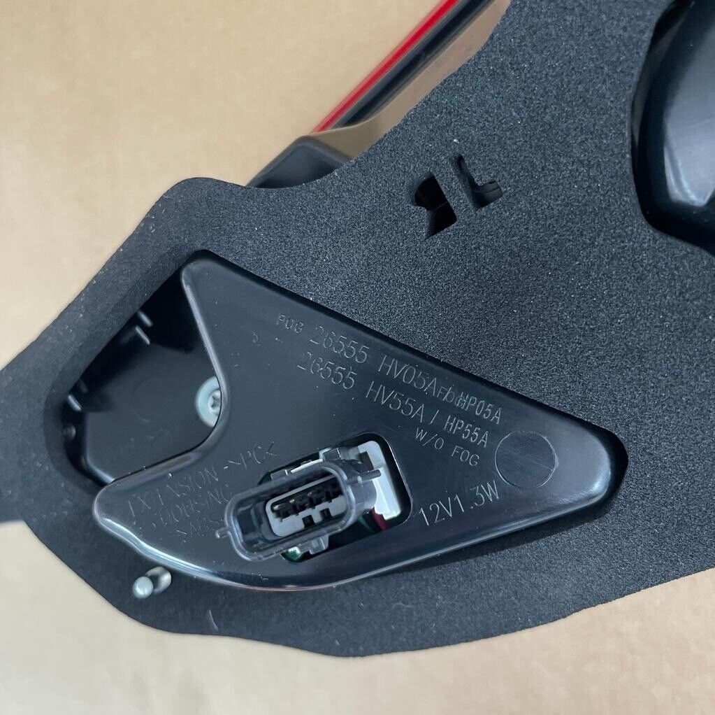 Genuine 2018 Nissan Qashqai Near Side Left  Hand Rear Tailgate Light 26555hp05a