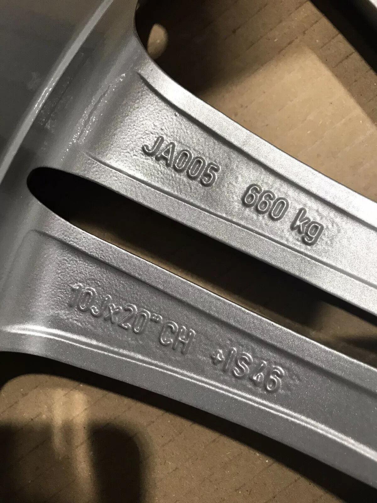 Genuine Jaguar XJ  XK XKR 20" Rear Kasuga Alloy Wheel  ( 10J X 20-46) C2d4246