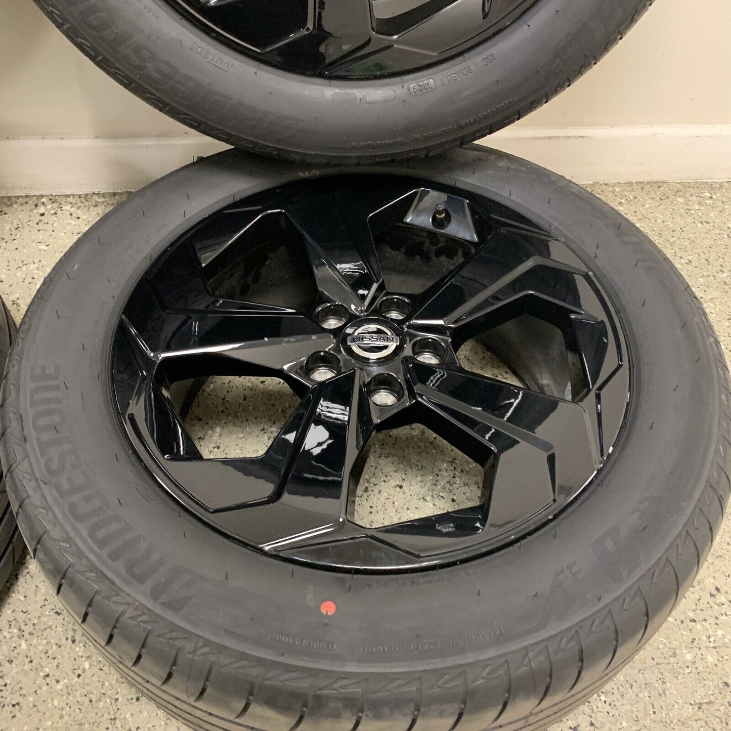 Genuine Set Of Nissan Qashqai 18" Black Alloy Wheels and Tyres