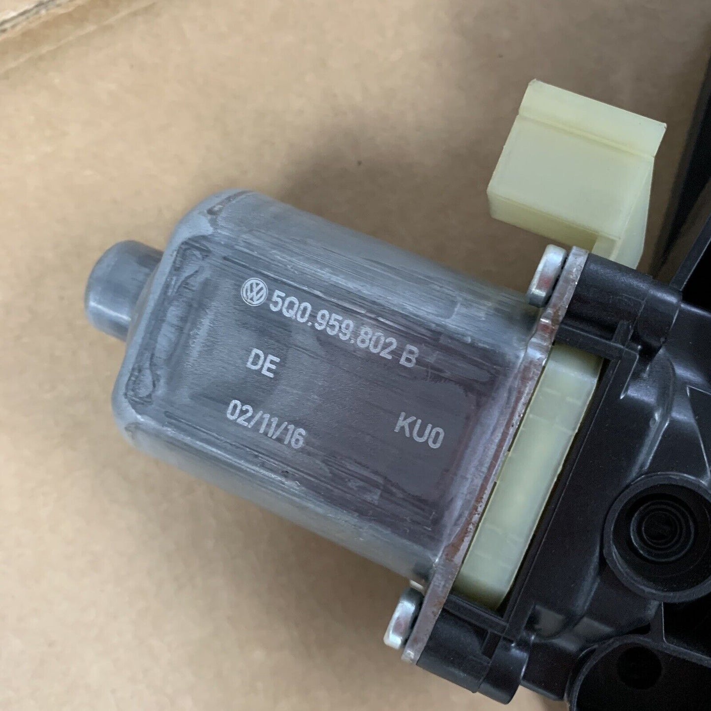 Genuine Audi Front Right Hand Window Regulator 5q0959802b 3v0837462a
