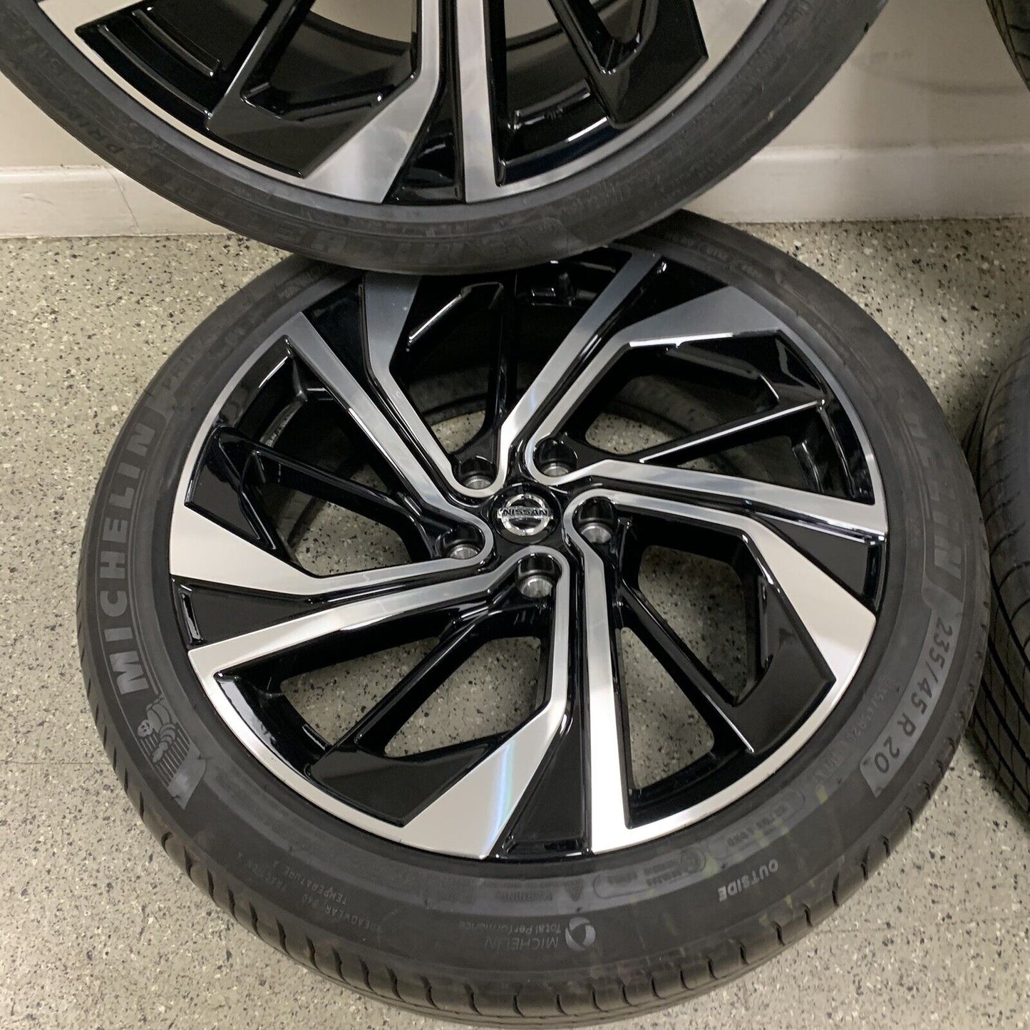 Genuine Set Of Nissan Qashqai 20" Alloy Wheels and Tyres