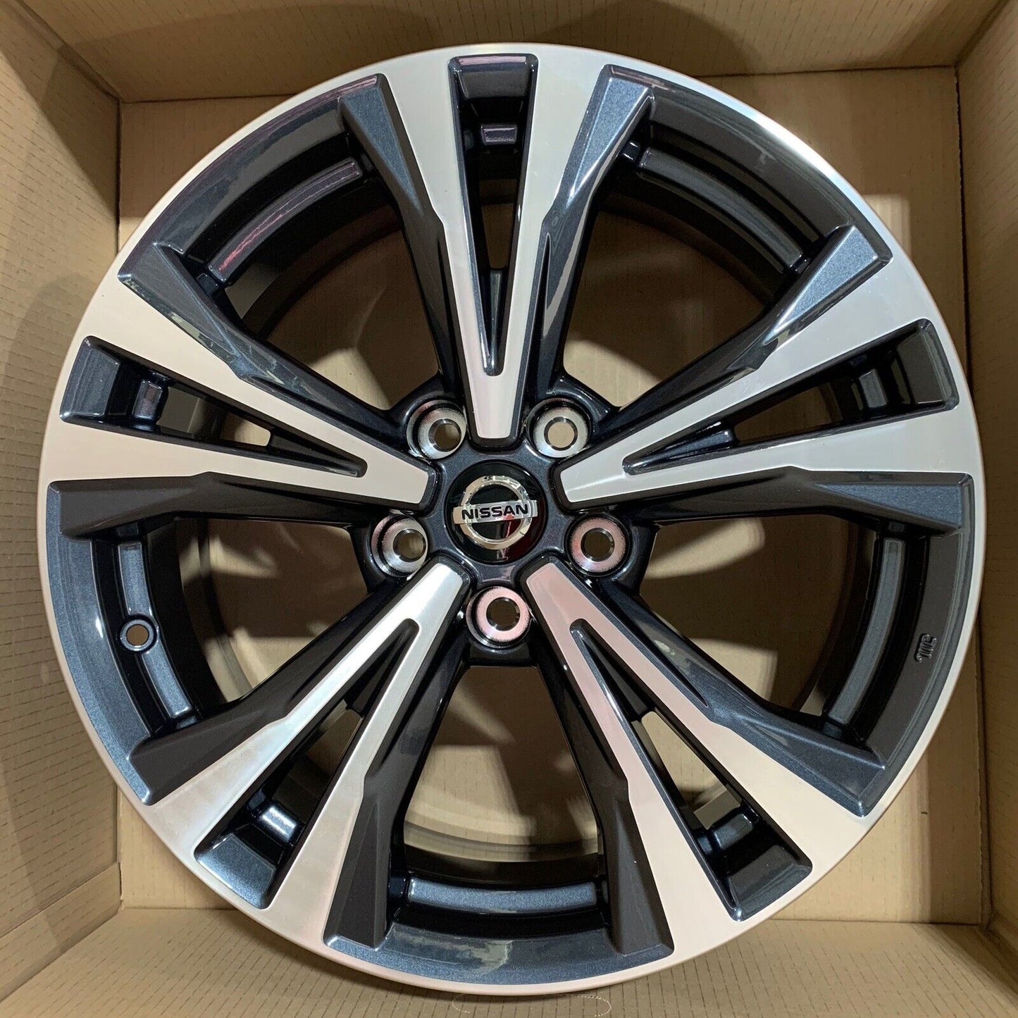 Genuine Nissan Qashqai 18" Alloy Wheels Diamond Cut and Grey D0300HV03A 2018-20