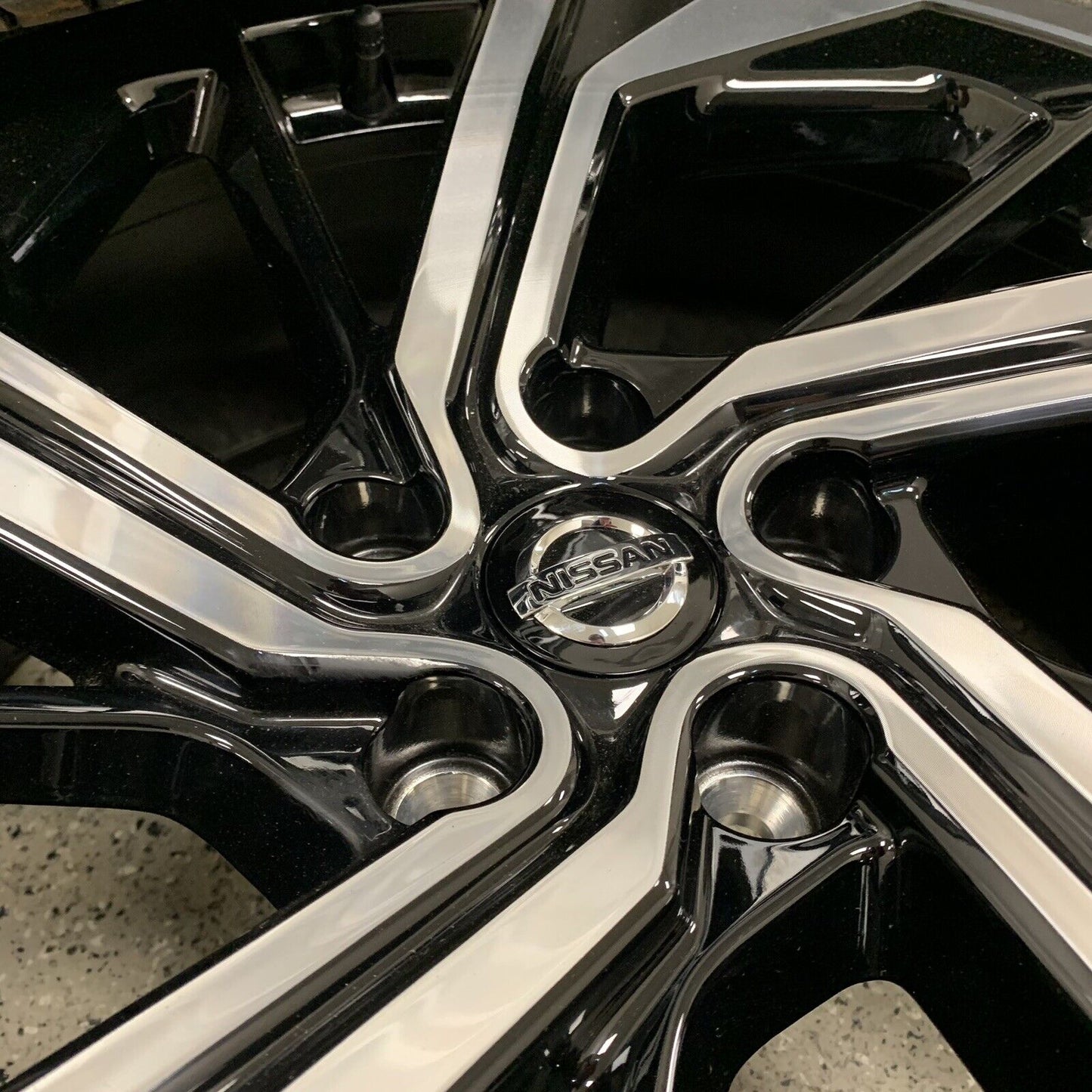 Genuine Set Of Nissan Qashqai 20" Alloy Wheels and Tyres