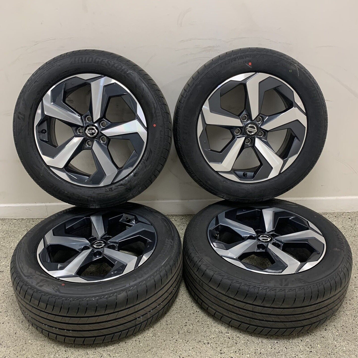 Genuine Set Of Nissan Qashqai 18" Alloy Wheels and Tyres