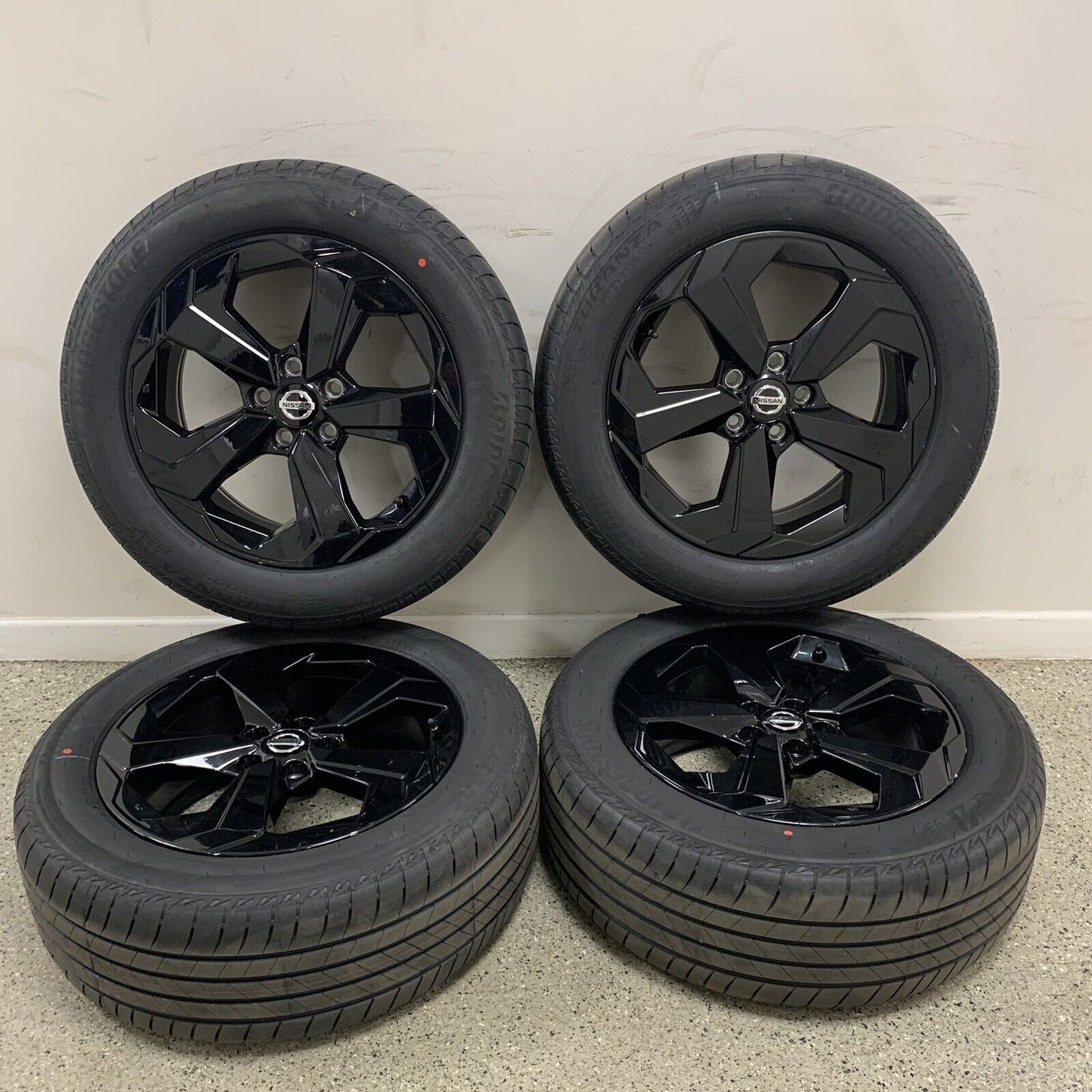 Genuine Set Of Nissan Qashqai 18" Black Alloy Wheels and Tyres