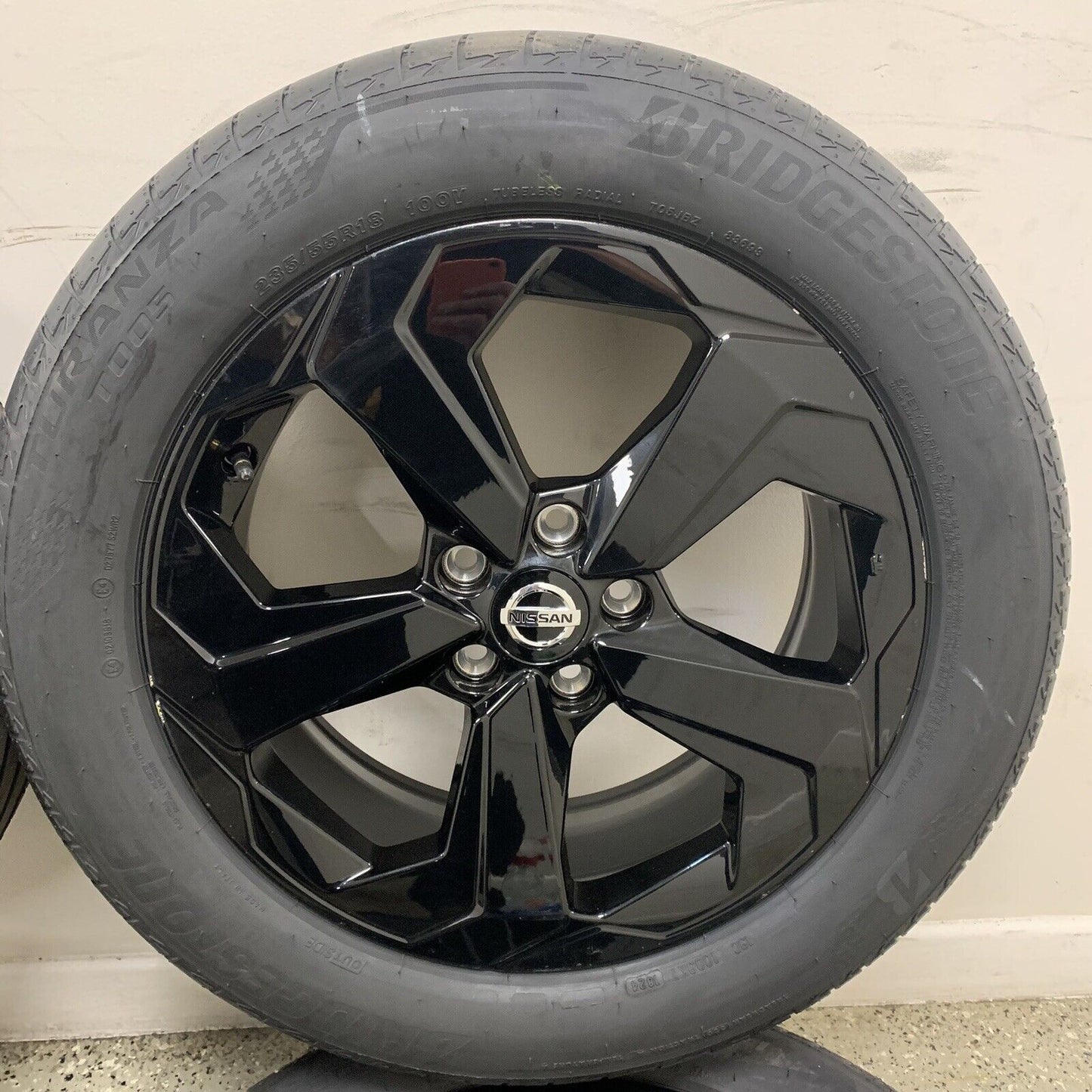 Genuine Set Of Nissan Qashqai 18" Black Alloy Wheels and Tyres