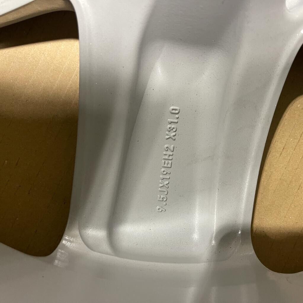 Genuine Jaguar XJ 19" Sabre Alloy Wheel Silver 9.5x19 Offset 31 C2P11441