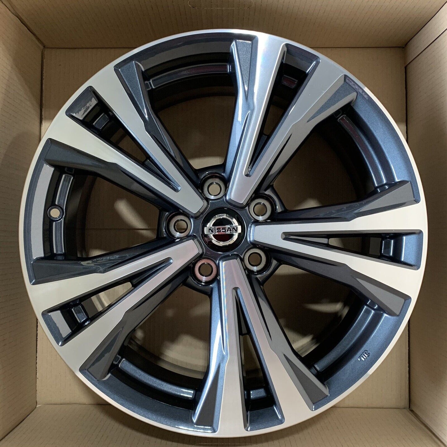 Genuine Nissan Qashqai 18" Alloy Wheel Diamond Cut and Grey D0300HV03A 2018-20
