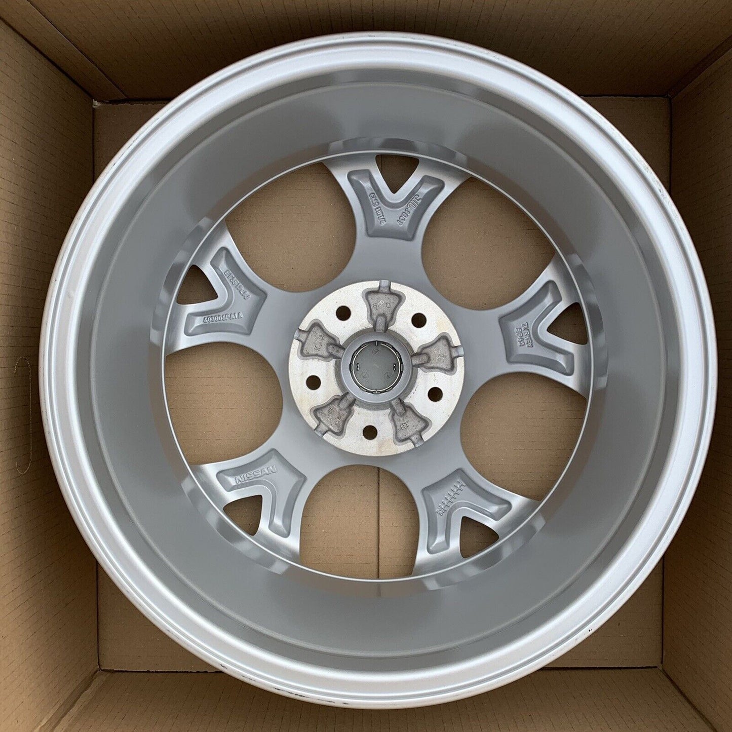 New Genuine Nissan Juke 17" Silver Alloy Wheel 7J 35 off 403006PA1A