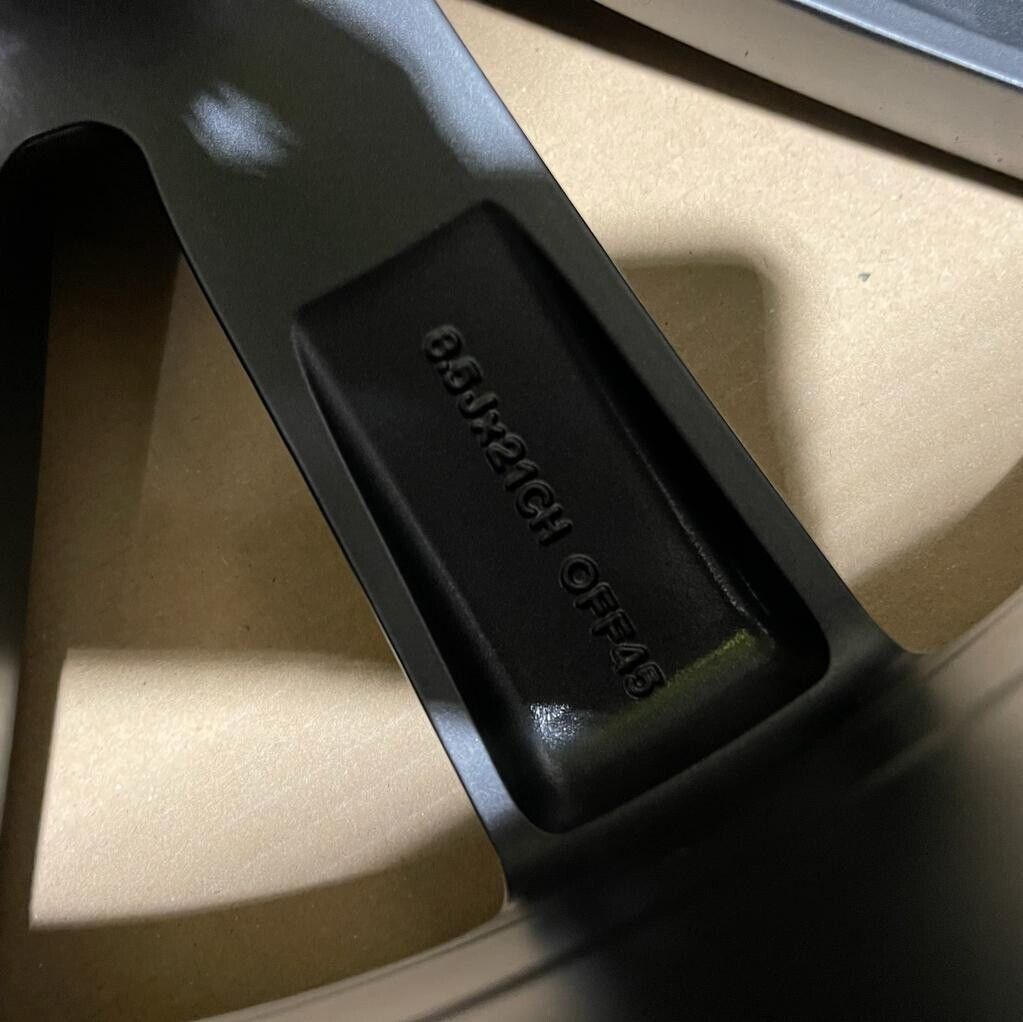 Genuine Range Rover Velar 21” Alloy Wheel Straight Black 21x8.5J CH 45 LR091541