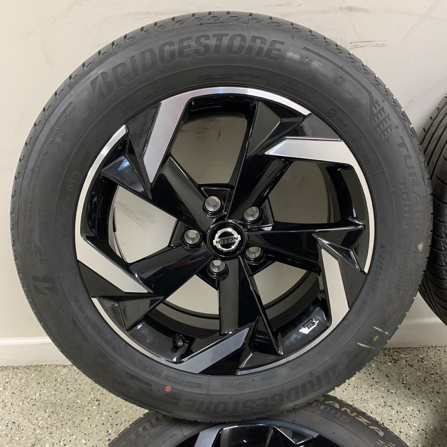 Genuine Set Of Nissan Juke  17” Alloy Wheels and Tyres