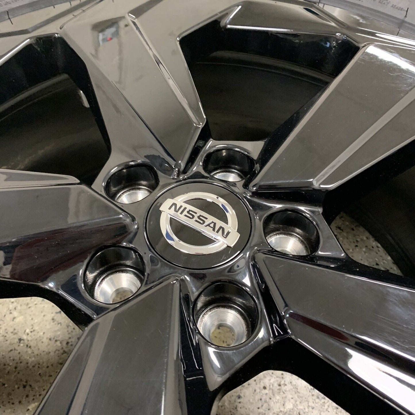 Genuine Nissan Qashqai 18" Black Alloy Wheel and Tyre