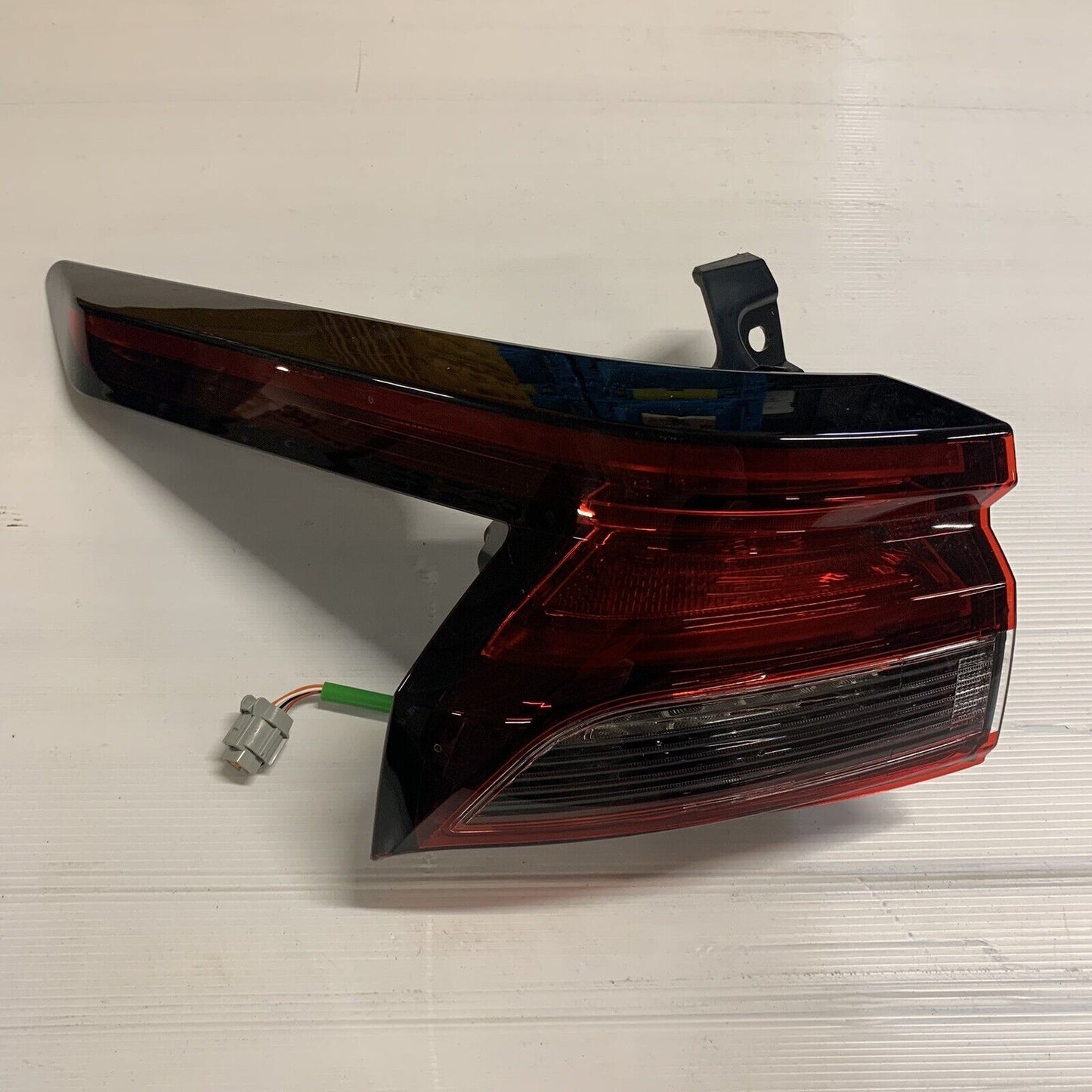 New Genuine Nissan Qashqai J12 Near Side Left Hand Rear Passenger Led Light