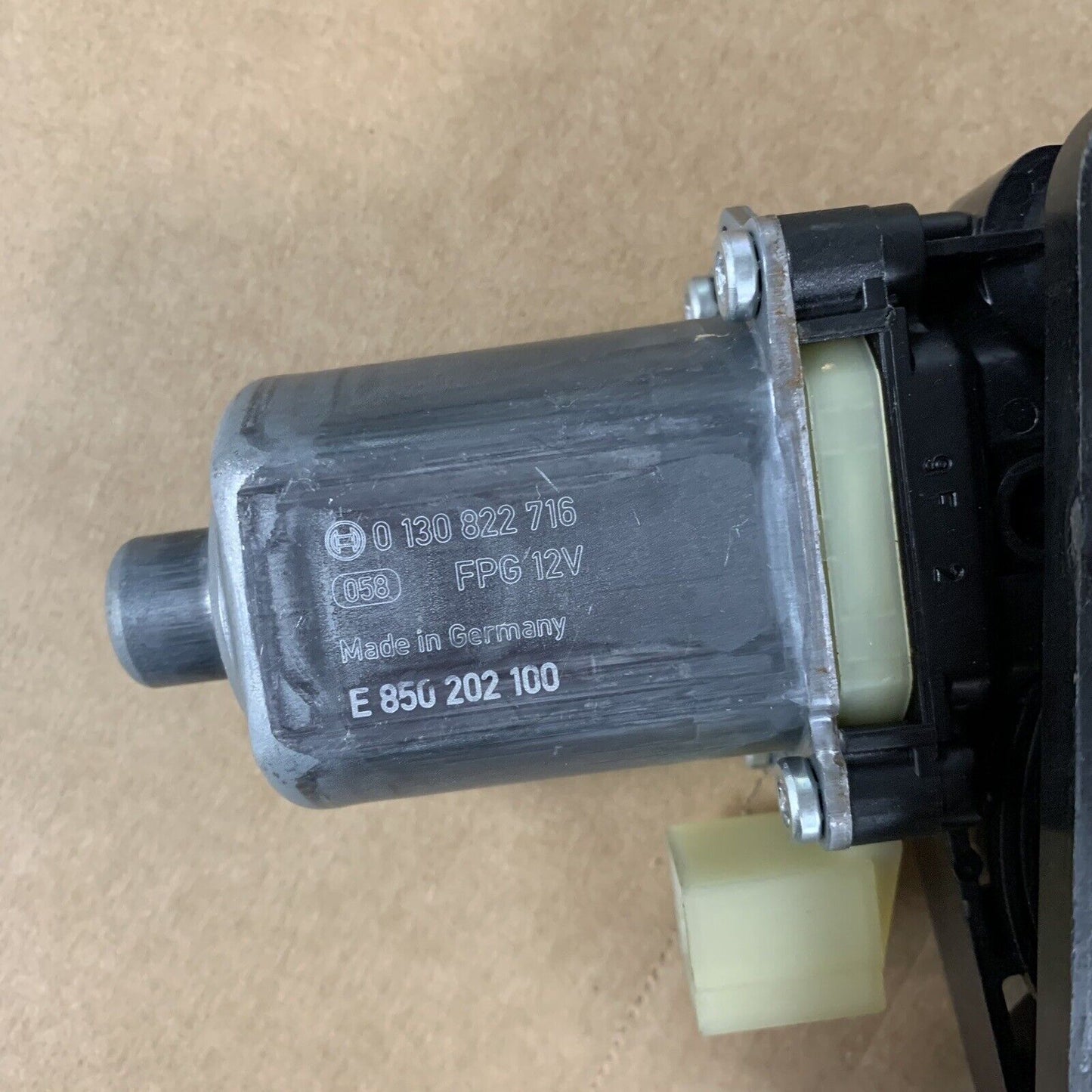 Genuine Audi Front Right Hand Window Regulator 5q0959802b 3v0837462a
