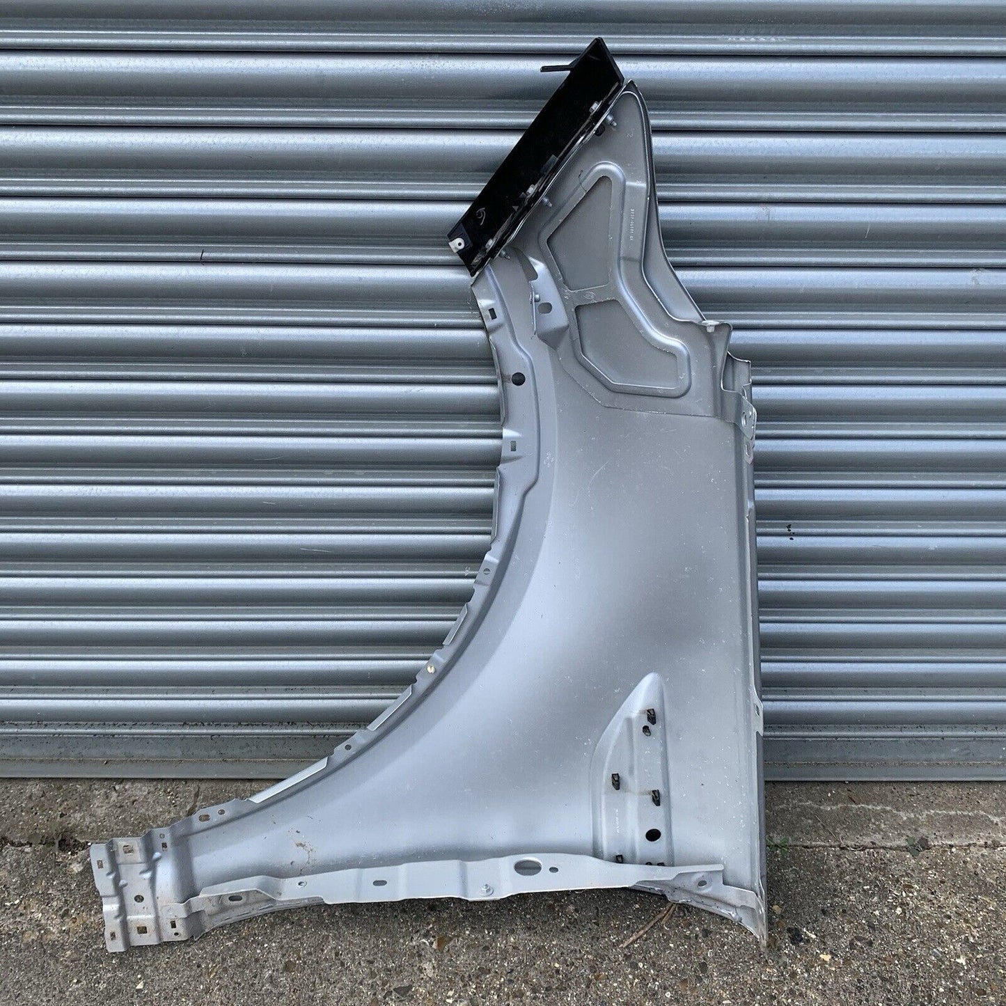 Genuine  Landrover Discovery 5 Right Drivers Side  Wing OS Front Wing