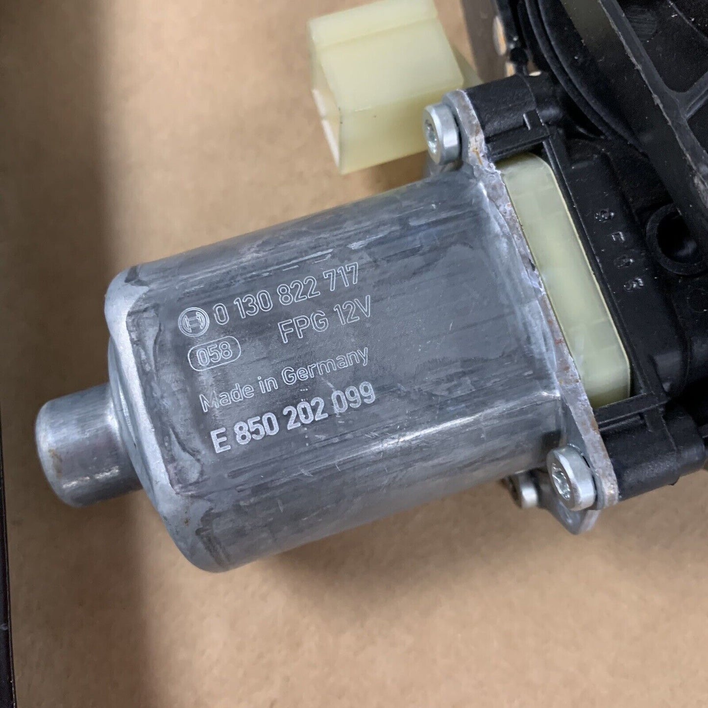 Genuine Audi Front Left Hand Window Regulator 5q0959801b 3v0837461a