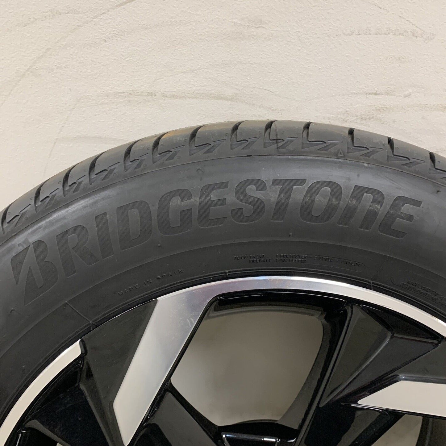 Genuine Set Of Nissan Juke  17” Alloy Wheels and Tyres