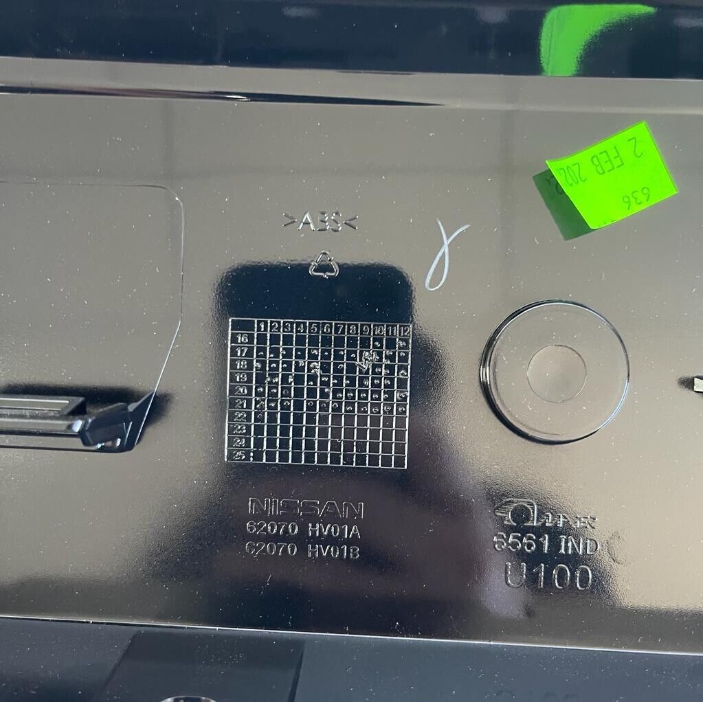 New Genuine Nissan Qashqai Front Bumper Number Plate Trim 62070HV01A