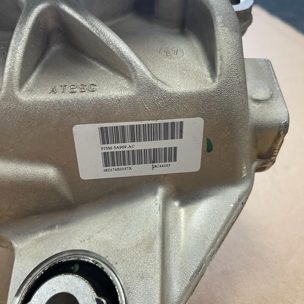 GENUINE RANGE ROVER EVOQUE LH REAR KNUCKLE  HUB NEAR SIDE Lr098368 Lr024427